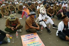 Gelar Aksi, Karyawan...