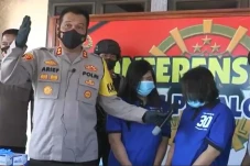 Pura-pura Bertamu, Ibu...