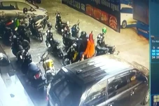 Suami Ajak Istri dan...
