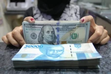 Rupiah Tembus Rp15.017...