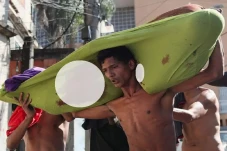 Polisi Serang Markas...