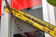 Pria Bersenjata Linggis...