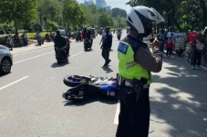 Pemotor Pekerja di Bandara...