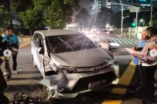 2 Mobil Kecelakaan di...