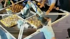 Kaget, Robot Catur Patahkan...