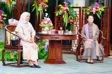 Saat Ibu Iriana Dijamu...