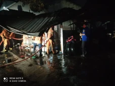 Mobil dan Bangunan Terbakar,...