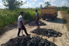 Kalla Aspal Benahi Jalan...