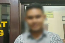 Tersinggung Ditatap,...