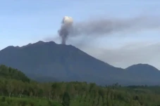Gunung Raung Meletus,...