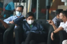 Mardani Maming Menyerahkan...