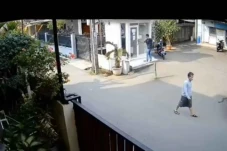 Polisi Buru Penipu dengan...