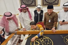 Pertama Kali, Kiswah...