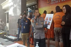 Suami Istri di Karawang...