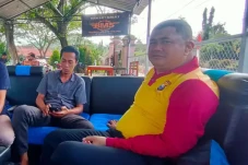 Mobil Plat Hitam Angkut...