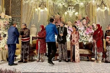 Hadiri Resepsi Pernikahan...