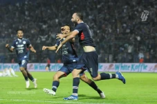 Arema FC Bangkit Kontra...