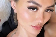 Agnez Mo Pamer Tato...