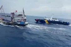 Luar Biasa, Kapal Hiu...