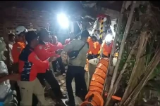 Bersihkan Sumur Tua...