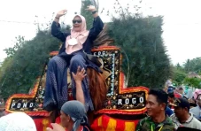 Aksi Nyentrik Camat...