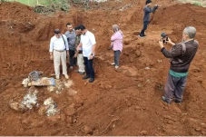 Beras Bansos Dikubur...