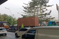 Truk Trailer Mogok di...