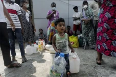 Sri Lanka Cari Bantuan...