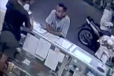 Terekam CCTV, Pria Pincang...