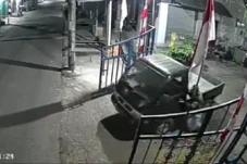 Bongkar Gerbang Perumahan,...