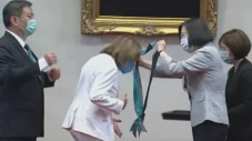 Pelosi Terima Medali...