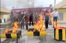 Polda Sumbar Musnahkan...