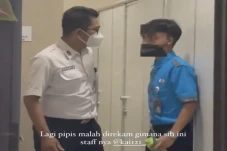 Petugas Kebersihan KA...