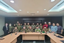Berkunjung ke Partai...
