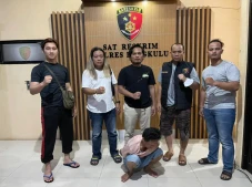 Ditinggal Istri Pergi...