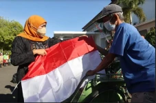 Khofifah Berbagi Bendera...