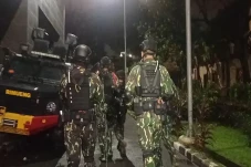 Gunakan Kendaraan Taktis,...