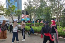 Warga Ramaikan CFD Dukuh...
