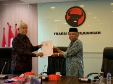 Dewan Pers Serahkan...