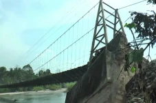 Jembatan Gantung Penghubung...