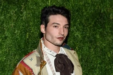 Ezra Miller Didakwa...