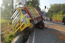 Truk Tabrak Pohon dan...