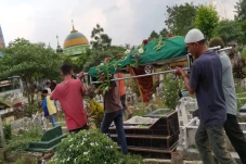 Tangis Pecah Iringi...