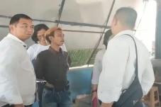 Pegawai Warung Pecel...