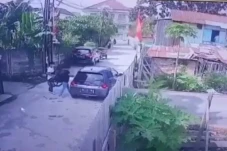 Pencuri Gunakan Mobil...