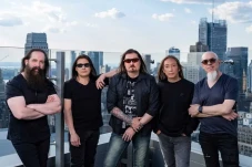 Hari Ini, Dream Theater...
