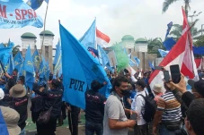Massa Buruh Nyalakan...