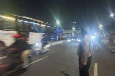 Massa Buruh Bubarkan...