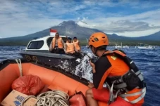 Kapal Feri Tabrak Perahu...