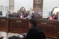 Hakim Sakit, Sidang...